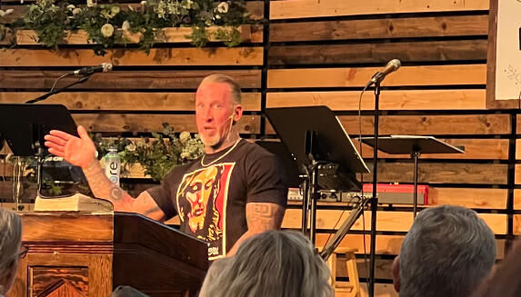 Pastor Mark Porter speaking about Coram Deo Ministry mission to preach the hope, help and love of Jesus to the hurting, hopeless and helpless in prisons and rehabilitation facilities. Photo from Community Church in Big Bear, California.